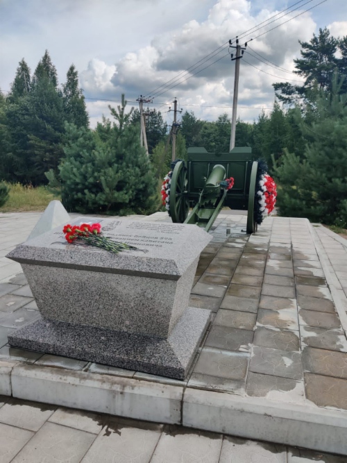 Памятный знак «Пушка капитана Родионова» в городе Кировск Ленинградской области на месте ожесточенных боев по освобождению Ленинграда
