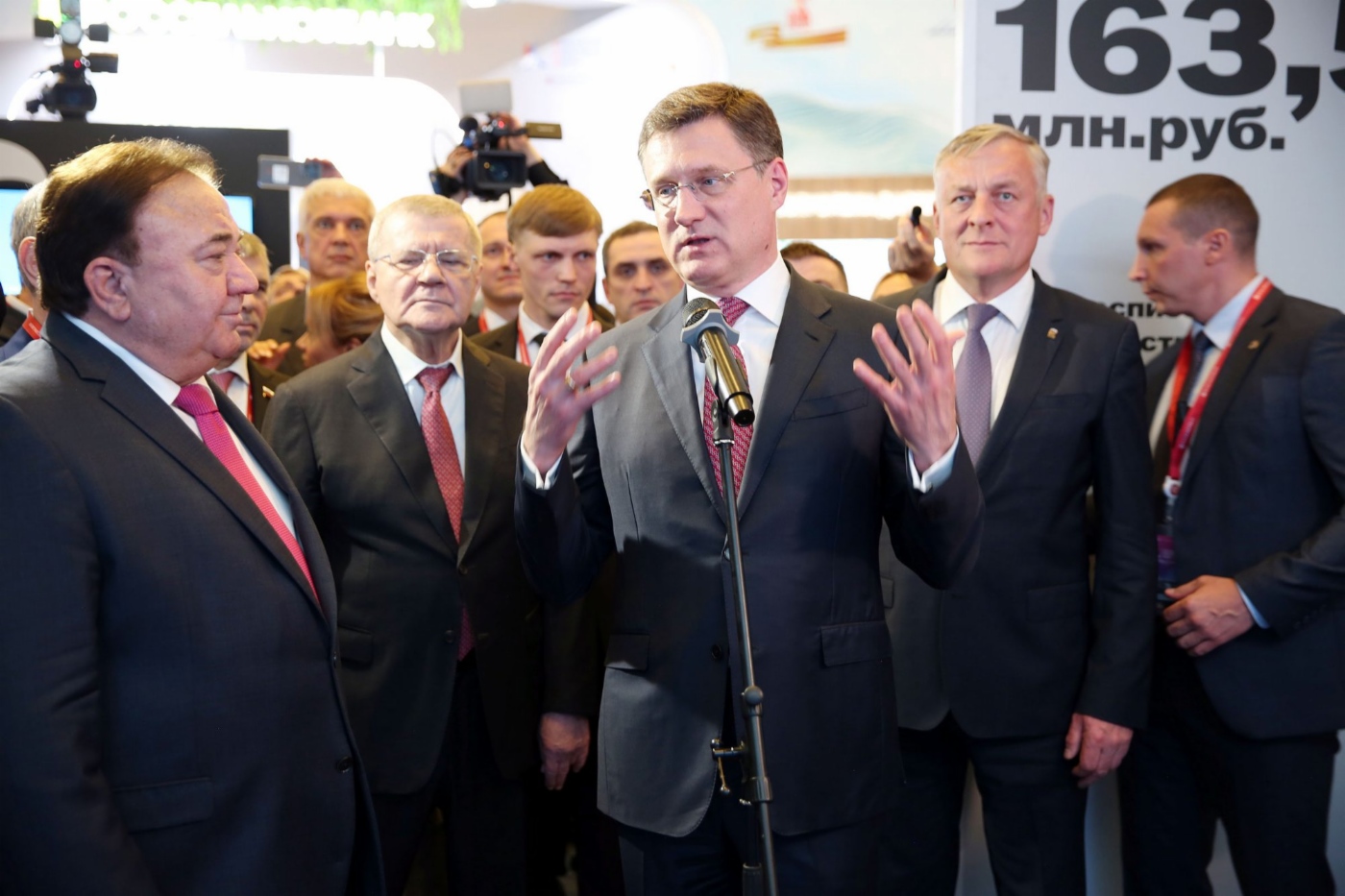 Александр Новак у микрофона
