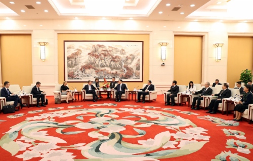 В центре — Алексей Миллер и Председатель Совета директоров CNPC Ван Илинь во время встречи