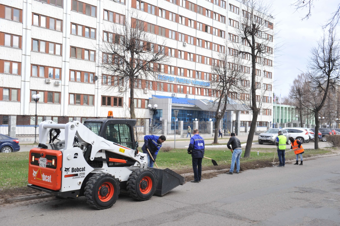 Уборка газонов на Приморском бульваре рядом с административным зданием газотранспортного предприятия