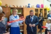 Марина Серикова демонстрирует ленту, торжественно разрезанную при открытии Центра