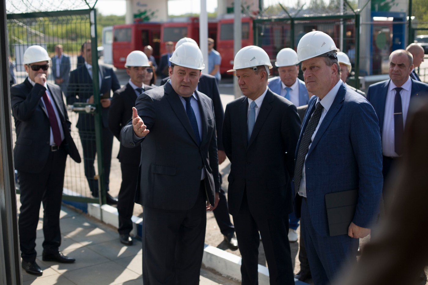Генеральный директор ООО «Газпром газомоторное топливо» Михаил Лихачев, Алексей Миллер и Игорь Васильев на АГНКС «Газпрома» в Кирове