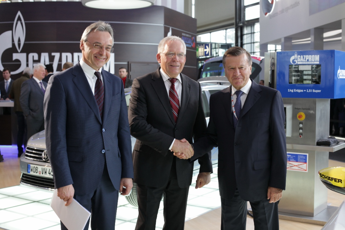 Главный управляющий директор Gazprom Germania GmbH Вячеслав Крупенков, член Совета директоров компании Volkswagen Ульрих Хакенберг и Виктор Зубков в рамках Ганноверской промышленной выставки-ярмарки провели рабочую встречу