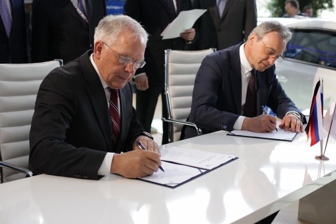 Член Совета директоров компании Volkswagen Ульрих Хакенберг и главный управляющий директор Gazprom Germania GmbH Вячеслав Крупенков во время подписания Соглашения о поставках газомоторного топлива для Volkswagen Motorsport
