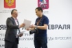 Генеральный директор конкурса «Золотая Черепаха» Александр Мясков награждает лауреата Данила Хусаинова