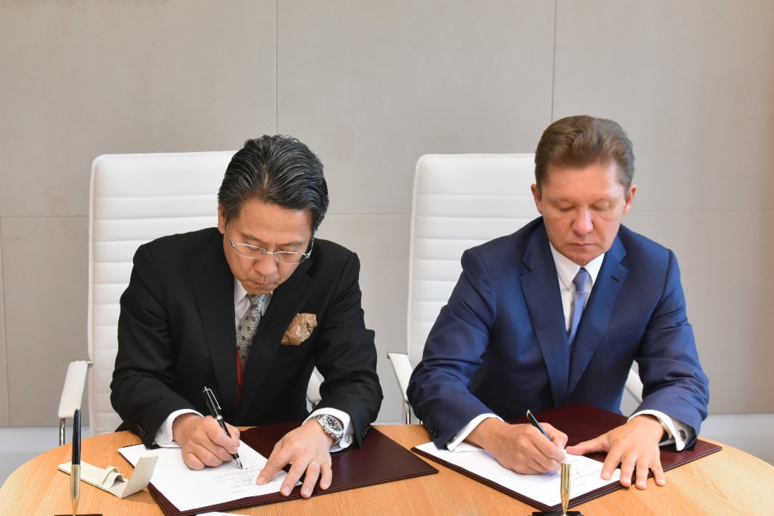 Главный исполнительный и управляющий директор Japan Bank for International Cooperation (JBIC) Тадаси Маэда и Алексей Миллер подписывают Меморандум о взаимопонимании