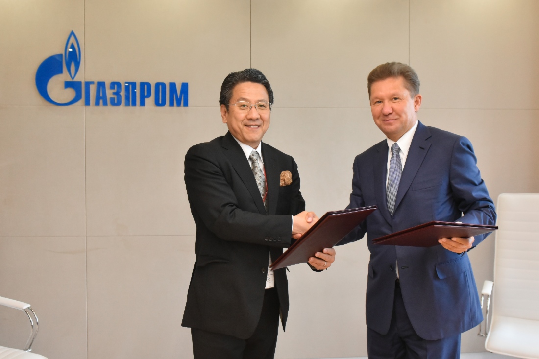 Главный исполнительный и управляющий директор Japan Bank for International Cooperation (JBIC) Тадаси Маэда и Алексей Миллер во время подписания Меморандума о взаимопонимании