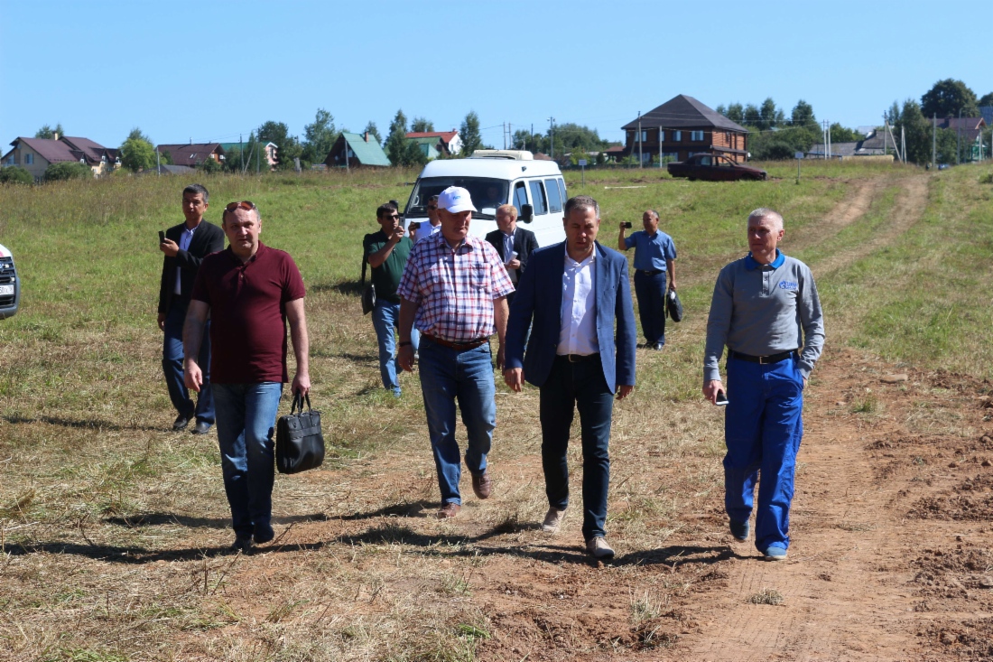 Начальник Управления Департамента ПАО «Газпром» Виктор Середёнок (в центре), заместитель генерального директора по производству ООО «Газпром трансгаз Москва» Евгений Смирнов (справа), начальник управления по эксплуатации магистральных газопроводов ООО «Газпром трансгаз Москва» Владимир Высоцкий (2-й слева) Начальник Управления Департамента ПАО «Газпром» Виктор Середёнок (в центре), заместитель генерального директора по производству ООО «Газпром трансгаз Москва» Евгений Смирнов (справа), начальник управления по эксплуатации магистральных газопроводов ООО «Газпром трансгаз Москва» Владимир Высоцкий (2-й слева)