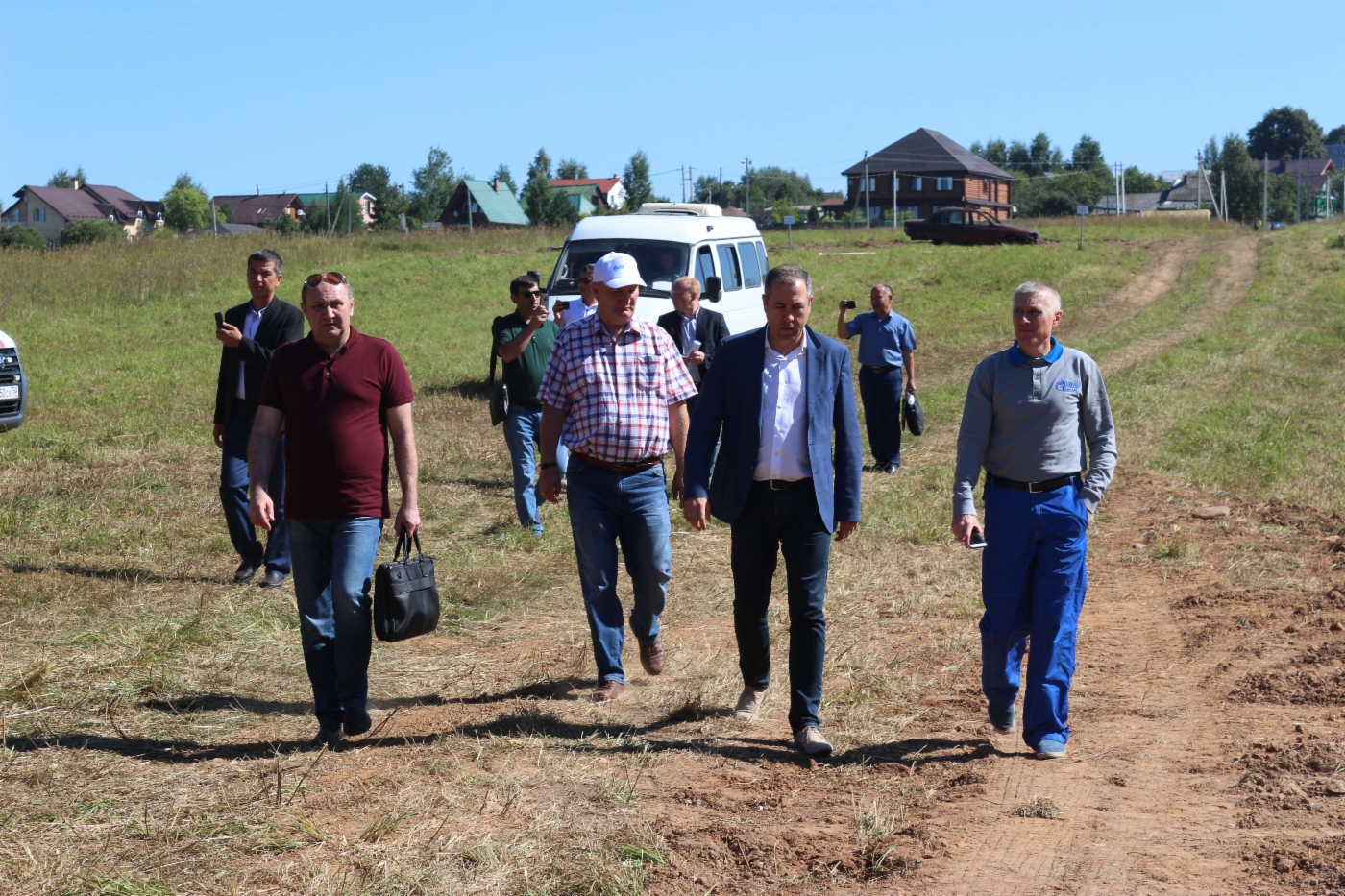 Начальник Управления Департамента ПАО «Газпром» Виктор Середёнок (в центре), заместитель генерального директора по производству ООО «Газпром трансгаз Москва» Евгений Смирнов (справа), начальник управления по эксплуатации магистральных газопроводов ООО «Газпром трансгаз Москва» Владимир Высоцкий (2-й слева)