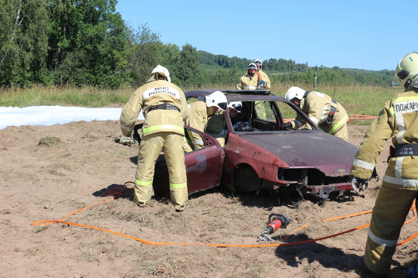 Вынос предполагаемого пострадавшего из автомобиля