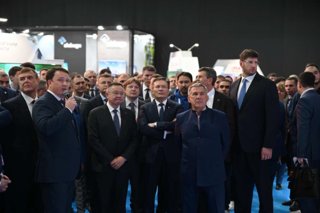 Делегация во главе с Президентом Республики Татарстан Рустамом Миннихановым на стенде ПАО Газпром в  рамках Международного строительного чемпионата 2022 в Казани