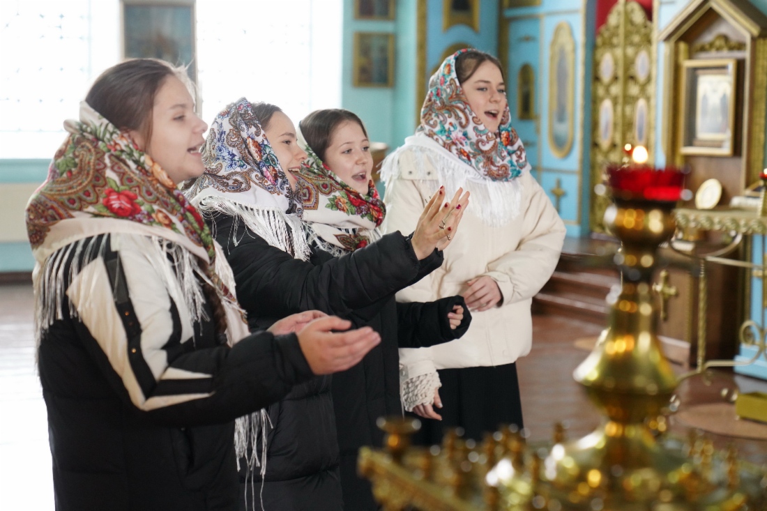 Выступление ансамбля народной песни «Родничок» Дворца культуры и спорта предприятия