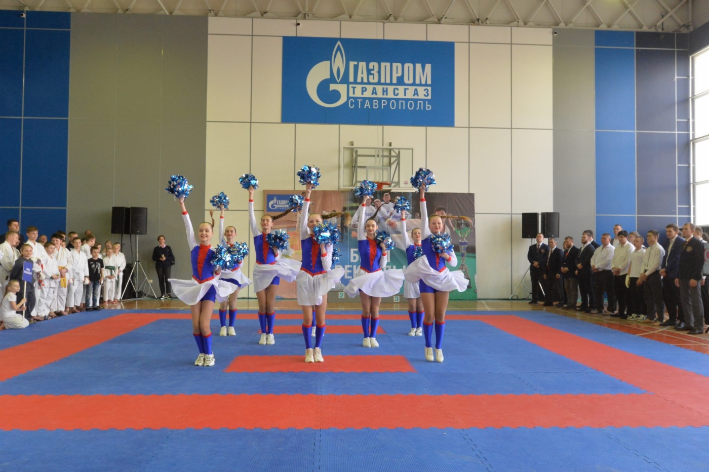 Творческий номер на открытии спортивного турнира