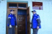 У входа в дом культуры поселка Маук Челябинской области