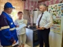 Газовик и глава округа Дмитрий Третьяков вручают заявителю памятку о безопасном использовании газа в быту