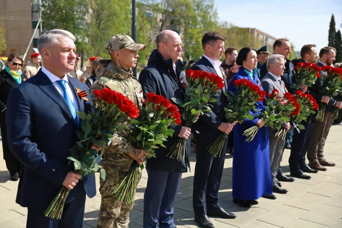 Возложение цветов к мемориалу