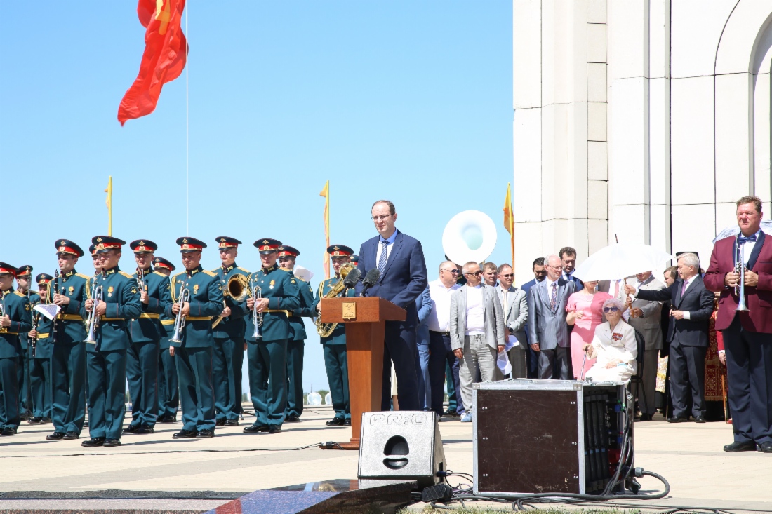 Генеральный директор ООО «Газпром трансгаз Москва» Александр Бабаков выступает с вступительной речью о смысле и значении проекта «Шаги Победы». Белгородская область, п. Прохоровка, 12 июля 2020 г.