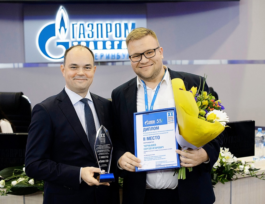 Сергей Чернышев (справа) не первый раз отмечен руководством: в 2019 году получает награду из рук генерального директора «Газпром трансгаз Екатеринбург» Алексея Крюкова