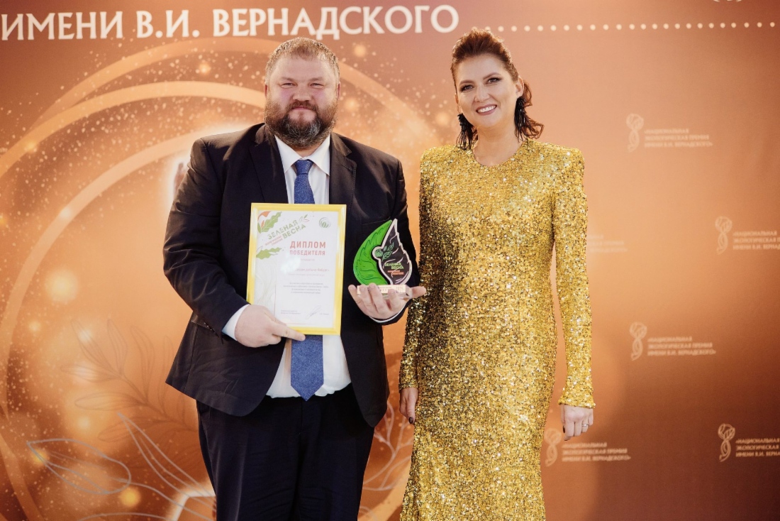 Генеральный директор Неправительственного экологического фонда им. В. И. Вернадского Ольга Плямина награждает победителей из ООО «Газпром добыча Ямбург»