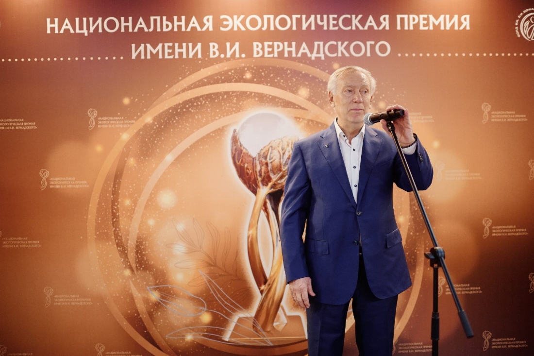 Заместитель начальника Департамента — начальник Управления ПАО «Газпром», член попечительского совета Фонда им. В. И. Вернадского Александр Ишков выступает с приветственной речью