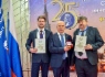 Президент Московского международного Салона изобретений и инновационных технологий «Архимед-2022» Дмитрий Зезюлин торжественно вручает золотую награду представителям команды ООО «Газпром трансгаз Волгоград» Алексею Фролову и Артему Петренко