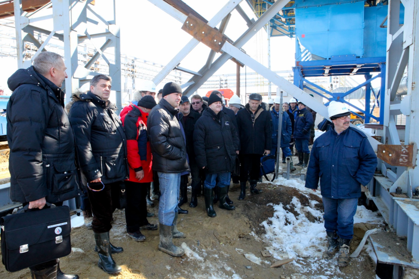 Специалисты ОАО «Газпром» во главе с Александром Ананенковым на площадке строительства головной компрессорной станции «Сахалин»