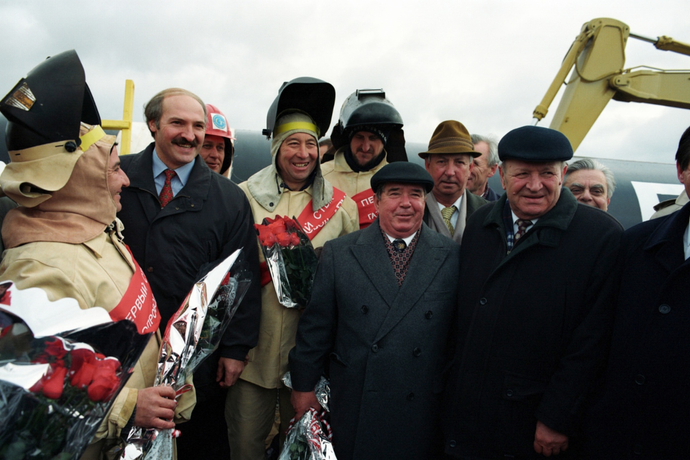 С Александром Лукашенко, сварка первого стыка газопровода «Ямал — Европа», 1996 год 