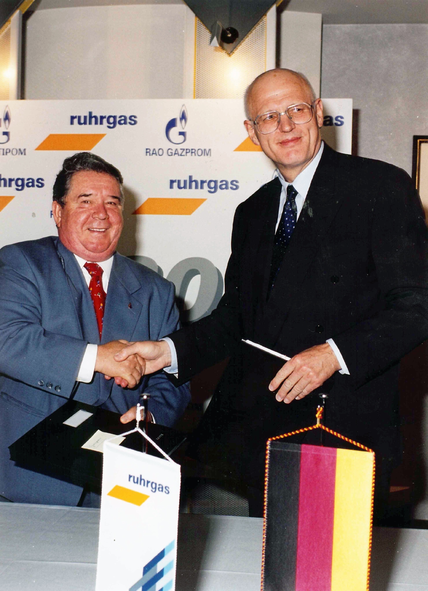 С Председателем Правления Ruhrgas AG Фридрихом Шпэтом, празднование 25-летия поставок российского газа в Германию, 1998 год