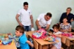 Сотрудники ЗАО «Газпром Армения» показывают первоклассникам школьные принадлежности