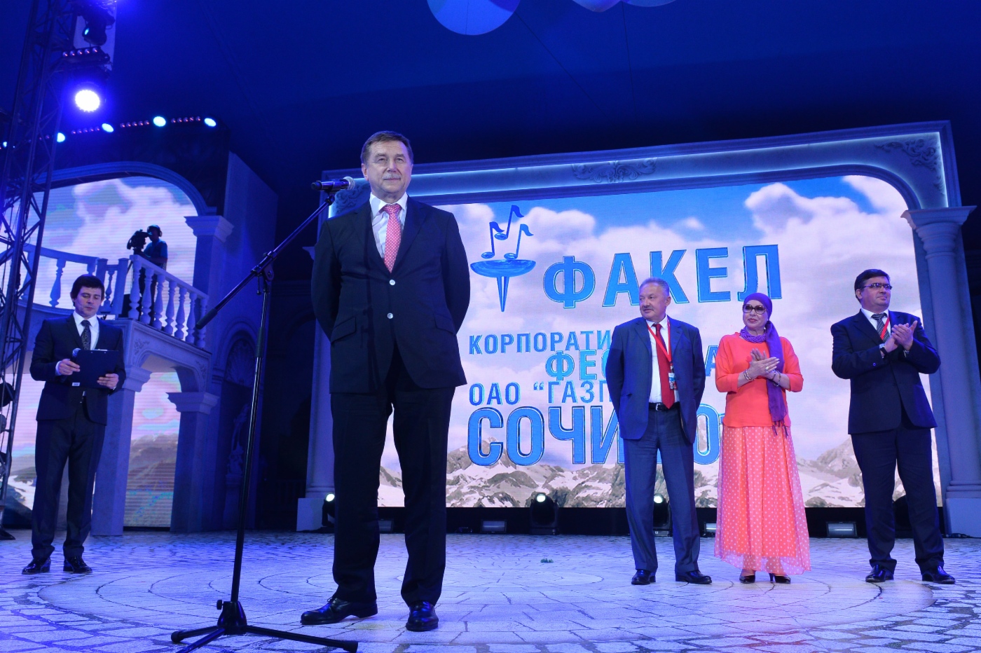 Заместитель Председателя Правления ОАО «Газпром» Сергей Хомяков обратился с приветственным словом к участникам и гостям фестиваля