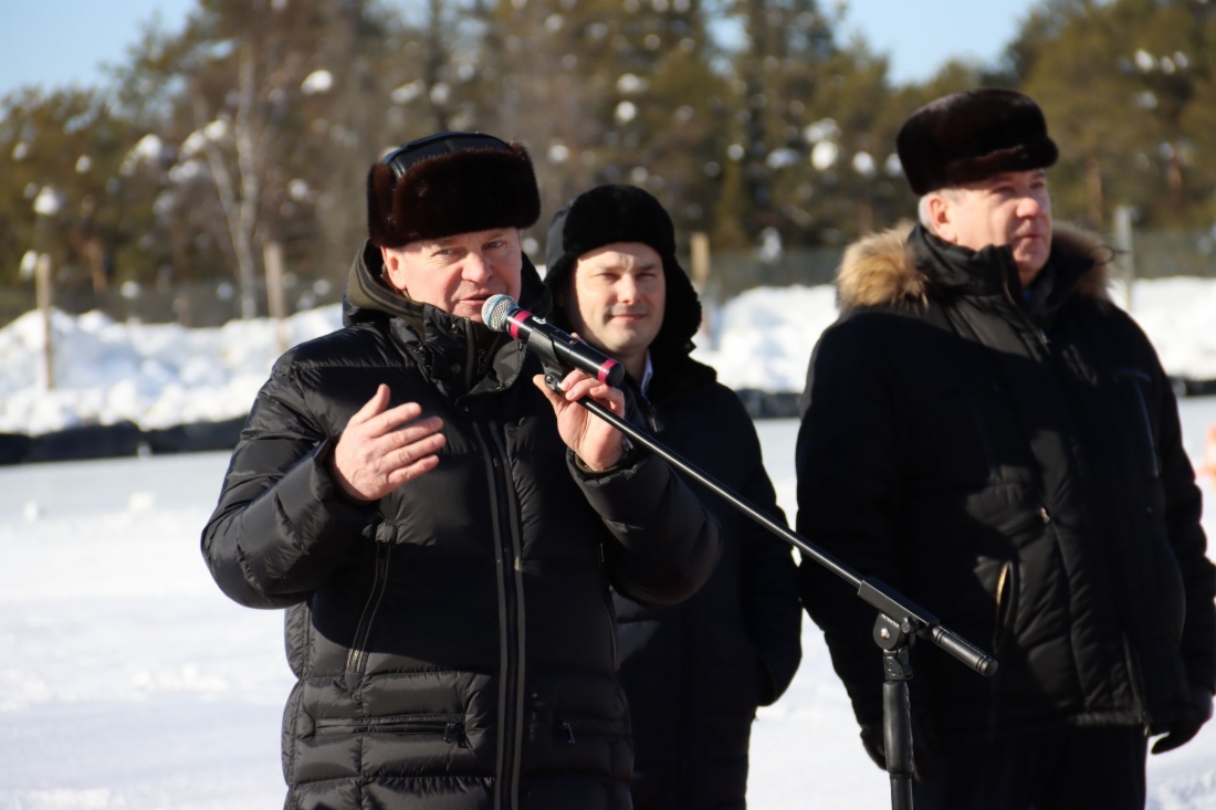 Участников состязаний приветствуют (слева направо): Петр Созонов, Алексей Шипилов и Борис Хохряков