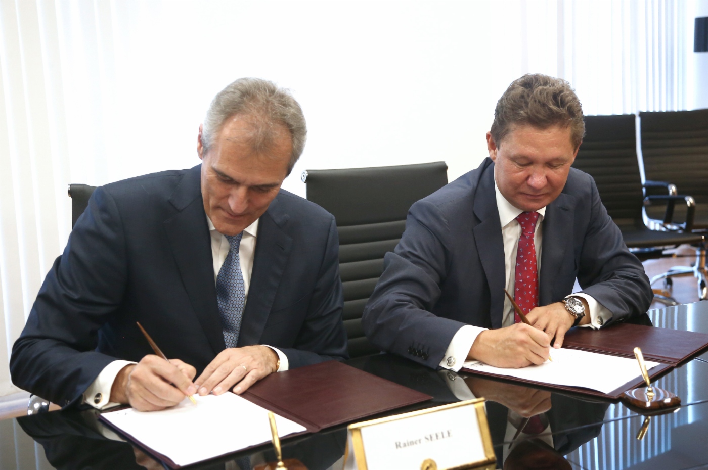 Председатель Правления OMV AG Райнер Зеле и Алексей Миллер подписали Соглашение, содержащее условия возможного обмена активами