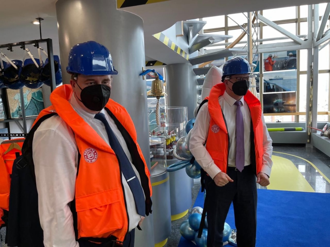 Генеральный директор ООО «Газпром недра» Всеволод Черепанов и начальник Управления организации геологоразведочных работ на шельфе Владислав Хоштария торжественно открыли работу постоянно действующей экспозиции в здании офиса компании в Москве