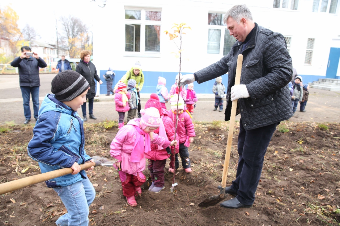 Сергей Петрович со своими юными помощниками