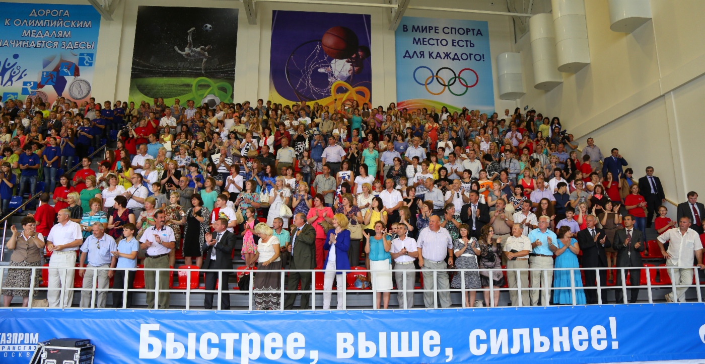 Спортивный зал, наполненный  жителями города Бутурлиновка Воронежской области