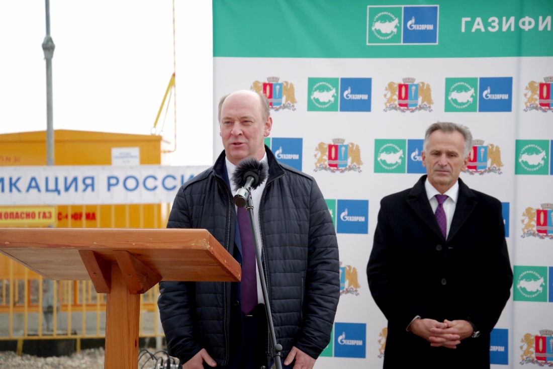 У микрофона — Николай Головкин, на заденем плане — Сергей Коробкин