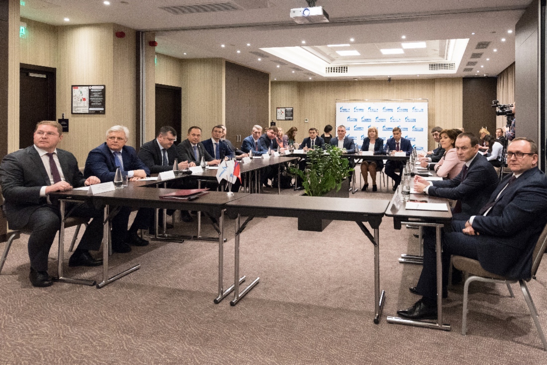 Руководители предприятий Группы «Газпром в Волгоградской области», представители ПАО «Газпром» Василий Толстопятов и Роман Сахартов и заместитель губернатора Волгоградской области Зина Мержоева на подписании Соглашения в Волгограде