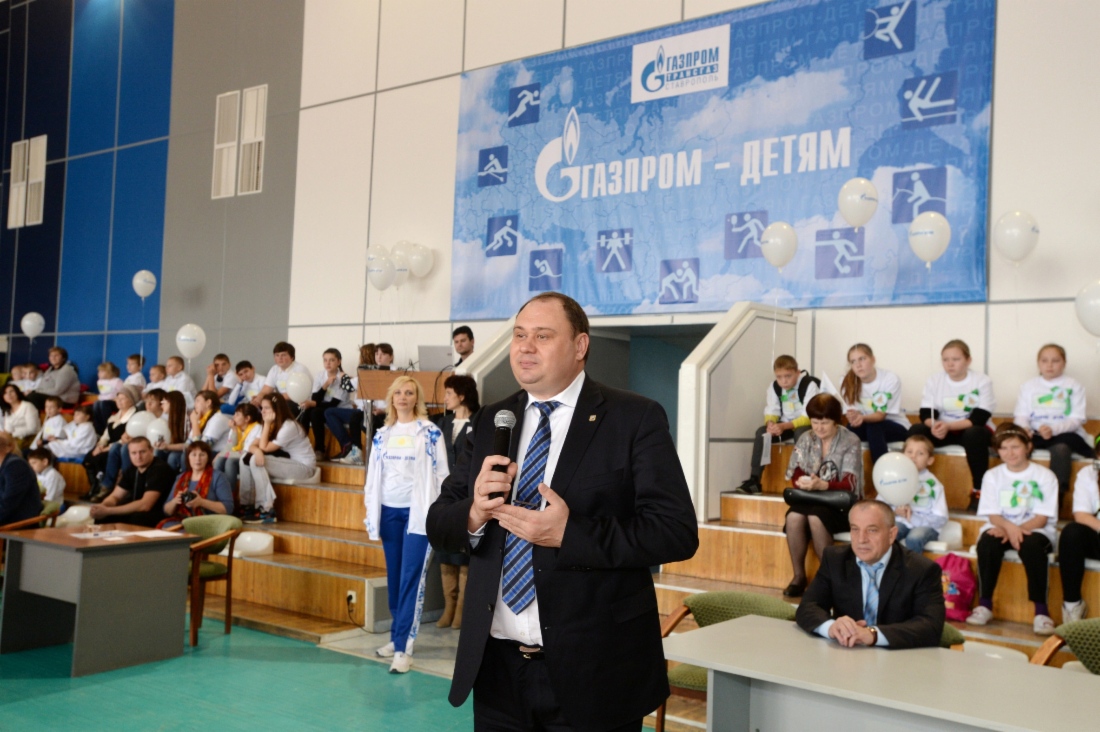Генеральный директор ООО «Газпром трансгаз Ставрополь» Алексей Завгороднев приветствует участников спортивных состязаний