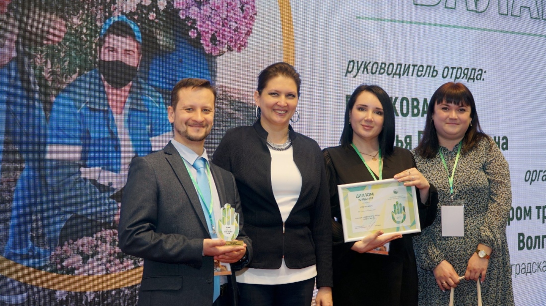 Генеральный директор Фонда им. В. И. Вернадского Ольга Плямина, руководитель отряда «Эко-Баланс» — ООО «Газпром трансгаз Волгоград» Андрей Немошкалов и представительницы отряда