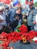 В. А. Кроха — генеральный директор ООО «Газпром добыча шельф Южно-Сахалинск» возлагает цветы к Вечному огню