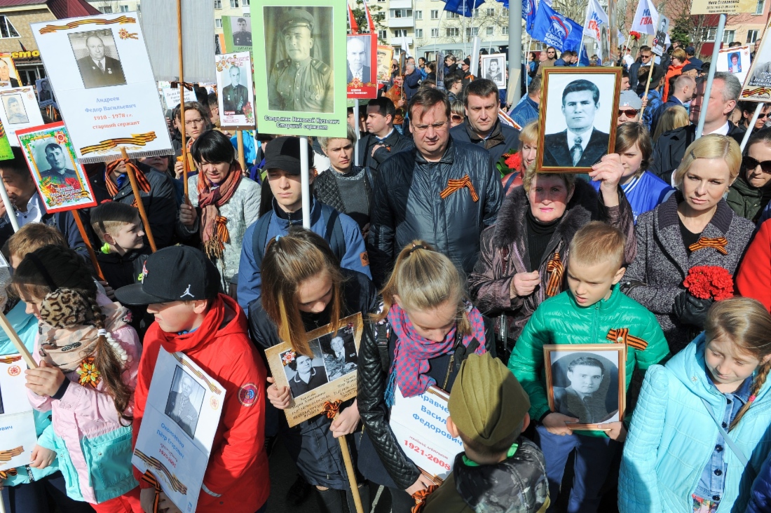 Участники акции «Бессмертный полк». В центре В. А. Кроха — генеральный директор ООО «Газпром добыча шельф Южно-Сахалинск»