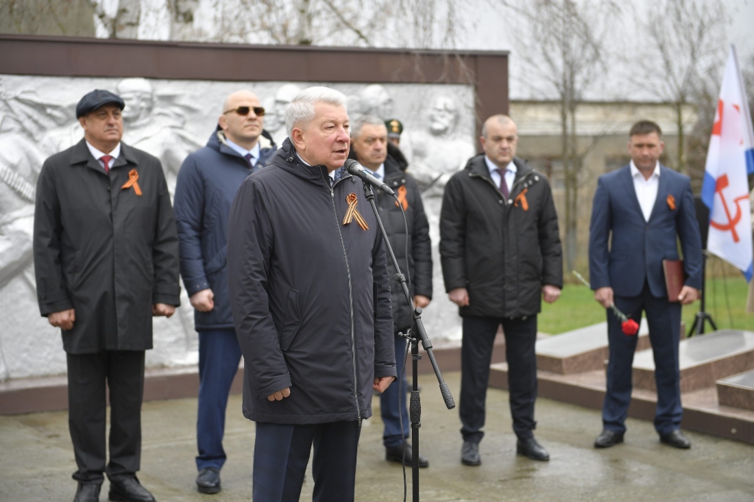 Юрий Пахомовский у микрофона

