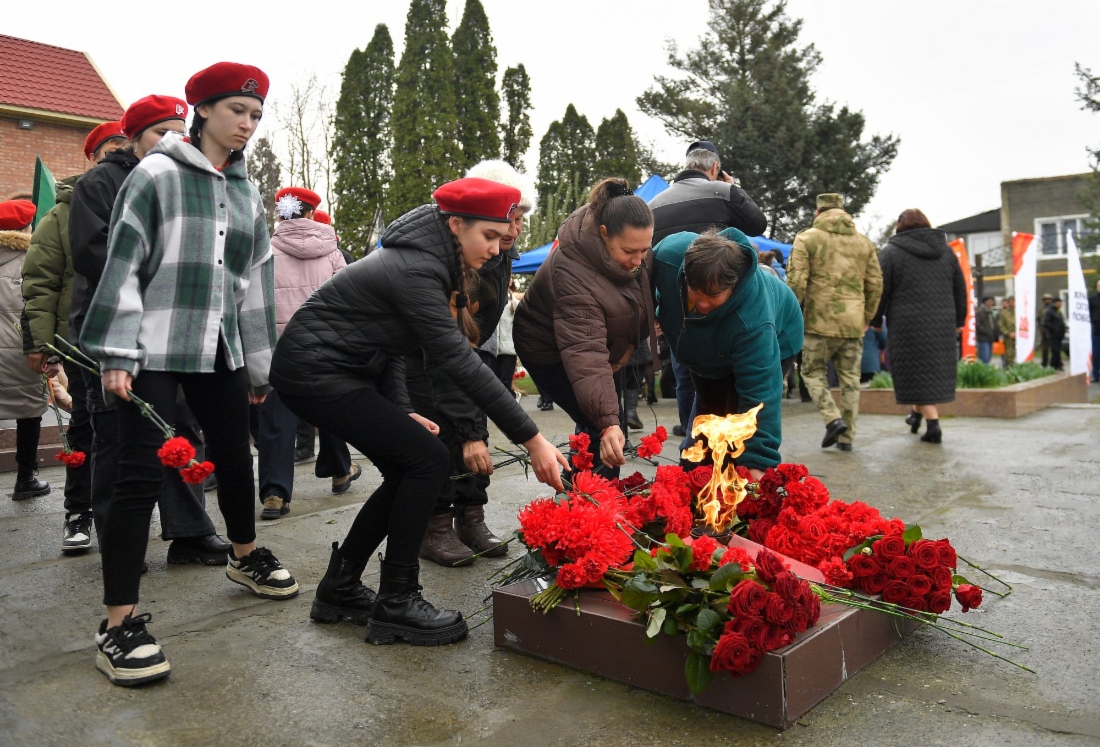 Возложение цветов к мемориалу