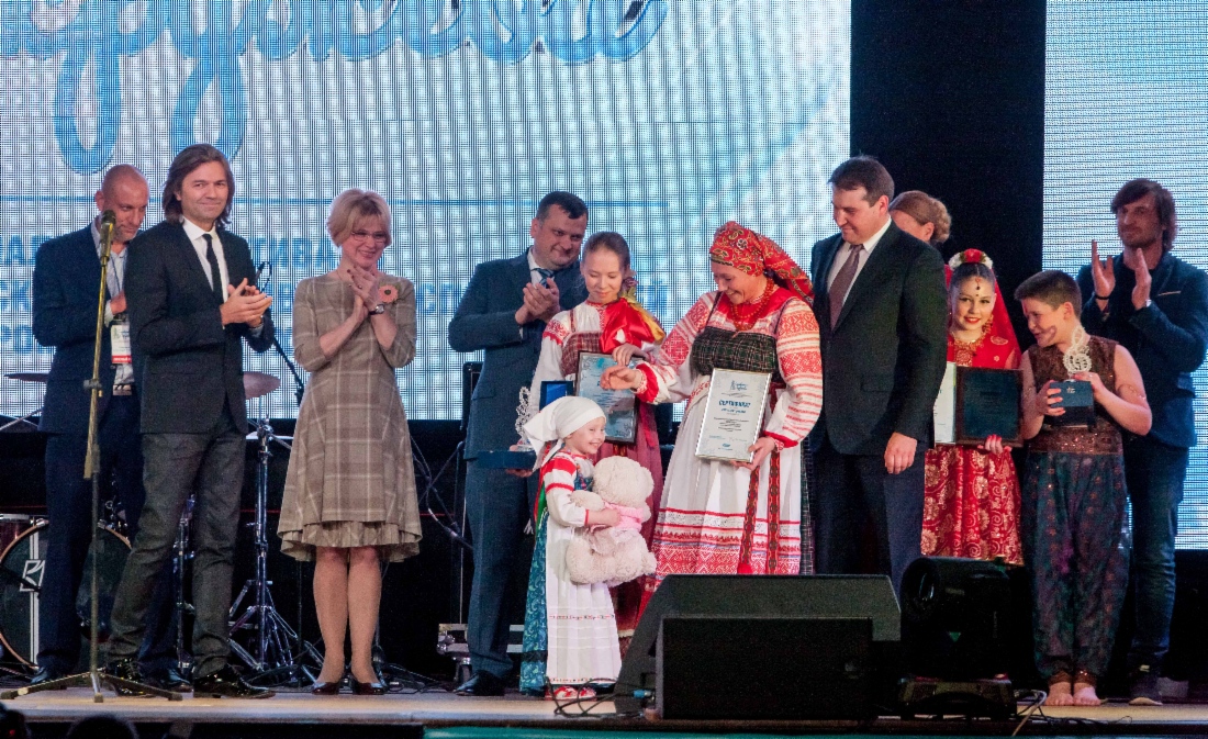 Вручение гран-при фестиваля «Серебряные кружева» образцовому детскому фольклорному ансамблю «Боркунцы»