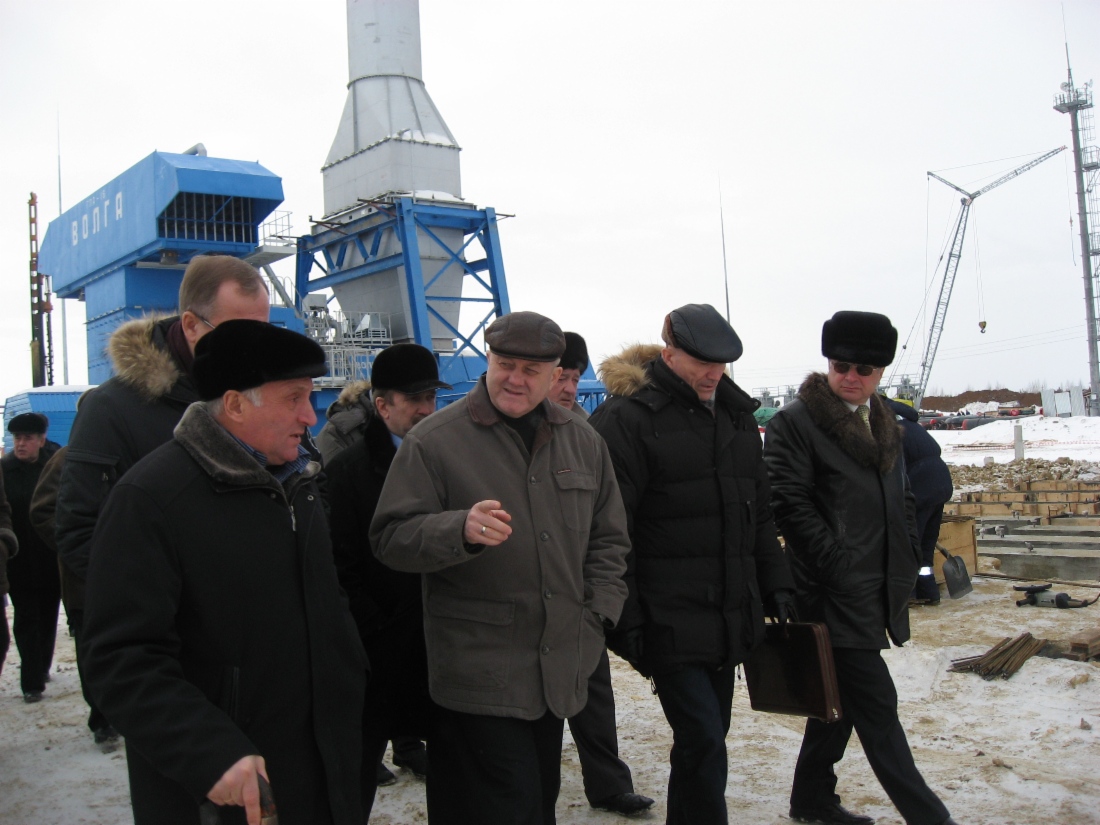 Группа специалистов «Газпрома» на КС «Лукояновская» (в центре — Александр Ананенков)