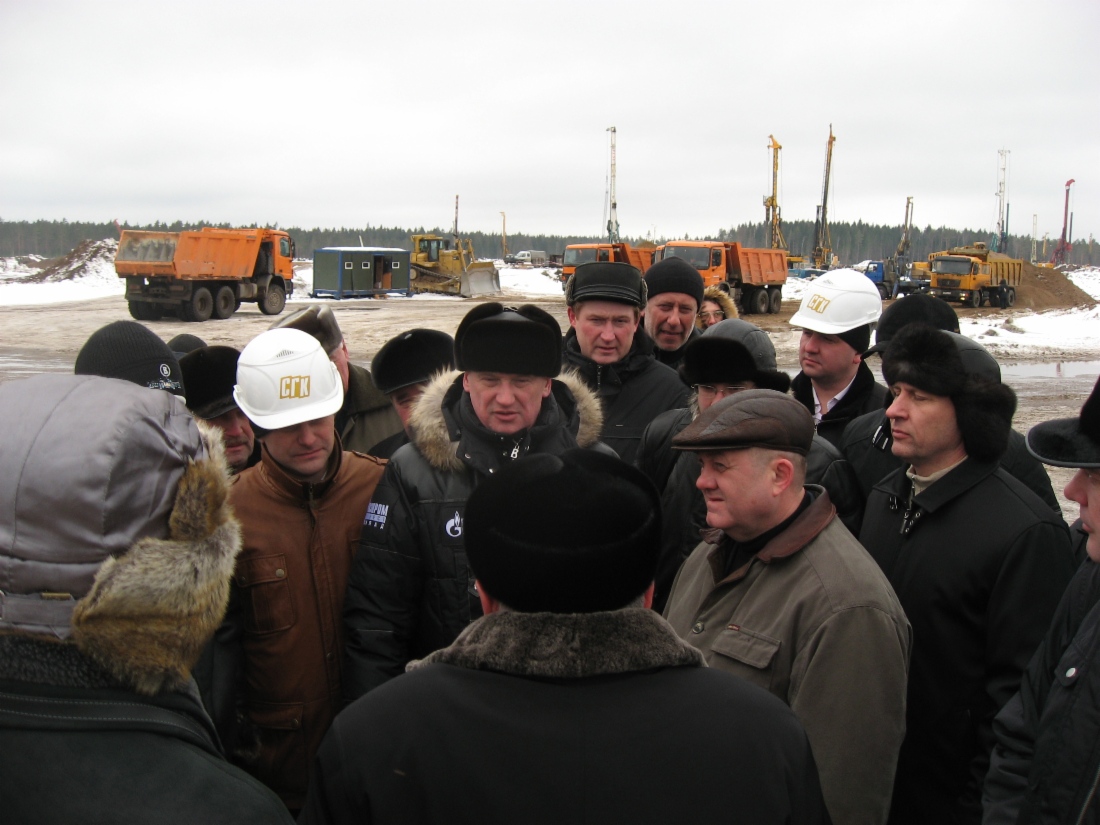 Группа специалистов «Газпрома» на КС «Портовая» (второй справа — Александр Ананенков)