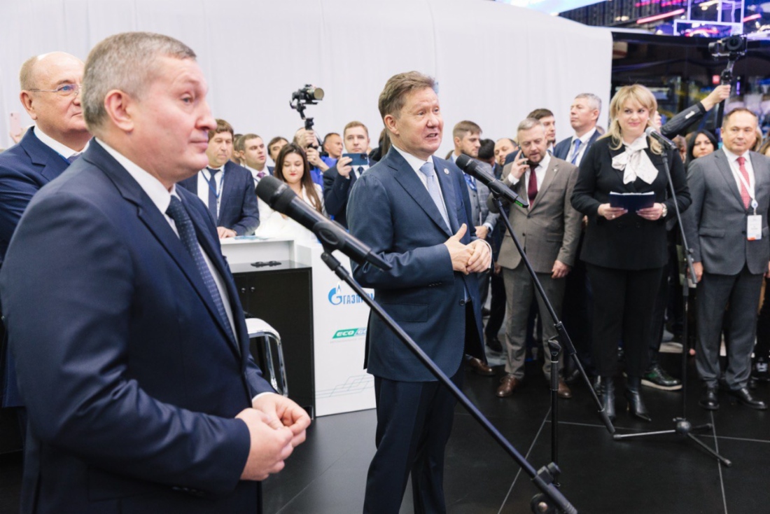Губернатор Волгоградской области Андрей Бочаров, Алексей Миллер и генеральный директор ООО «Газпром гелий сервис» Любовь Бриш.