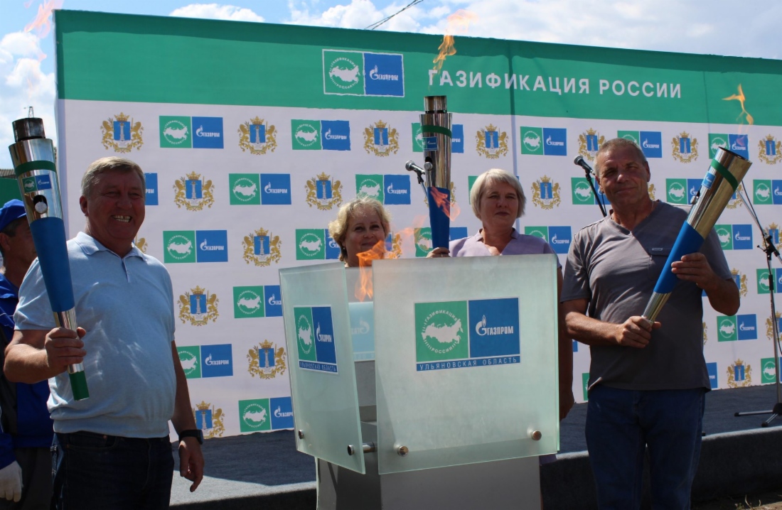 Символический факел газа в поселке Отрадинский зажгли генеральный директор Владимир Камеко, глава администрации района Ольга Карабанова и супруги Незвановы