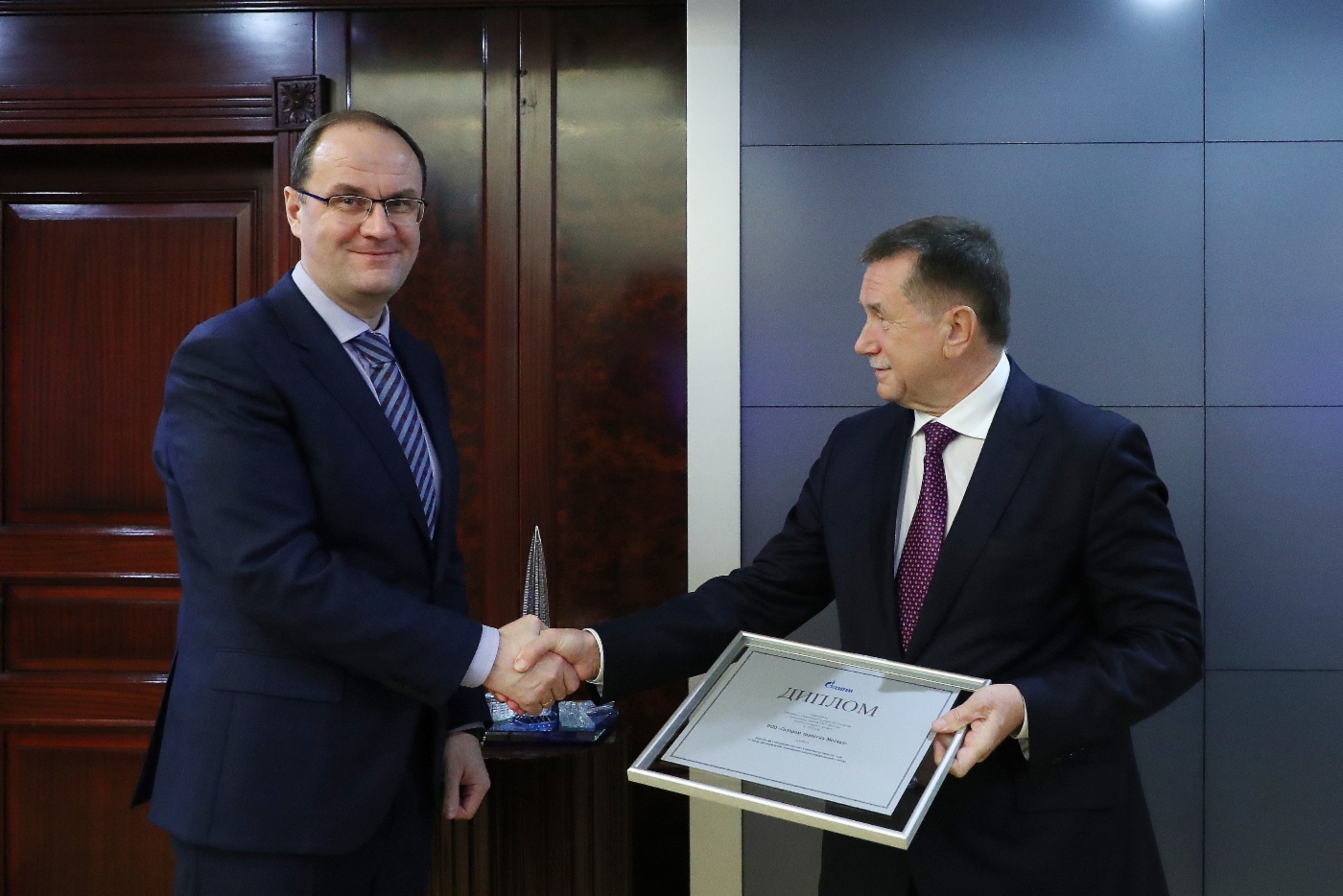 Сергей Хомяков (справа) поздравил генерального директора ООО «Газпром трансгаз Москва» Александра Бабакова с присуждением премии