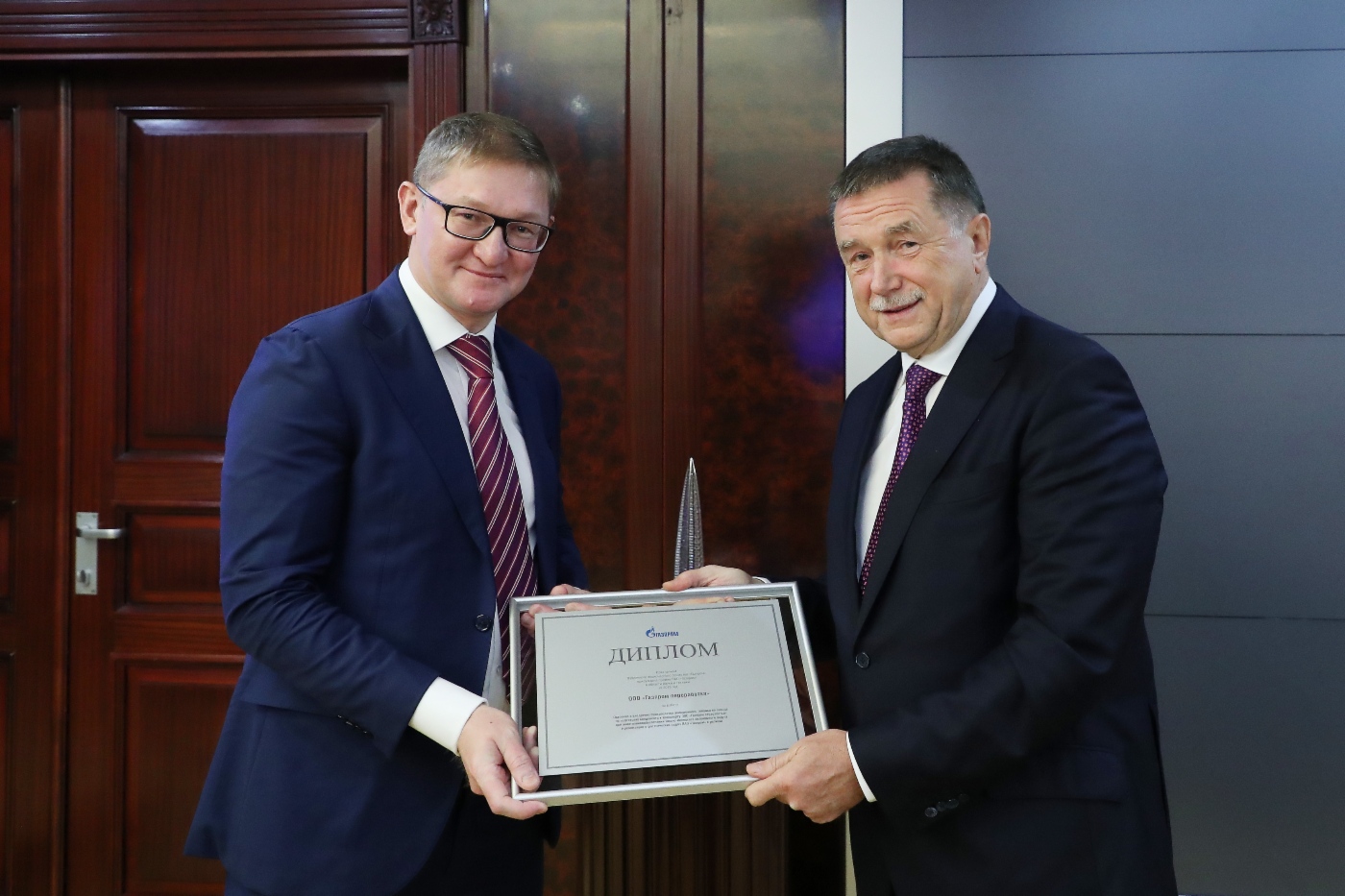 Сергей Хомяков (справа) поздравил генерального директора ООО «Газпром переработка» Марата Гараева с присуждением премии